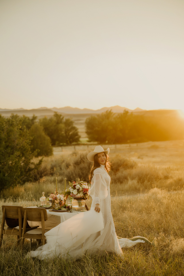 Outdoor ranch wedding inspiration with bride standing in open field at sunset

Golden hour ranch wedding inspiration with relaxed outdoor styling