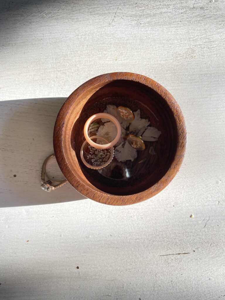 Wedding flower preservation turned into a resin bowl keepsake

Custom wedding floral preservation by For Keeps Florals
