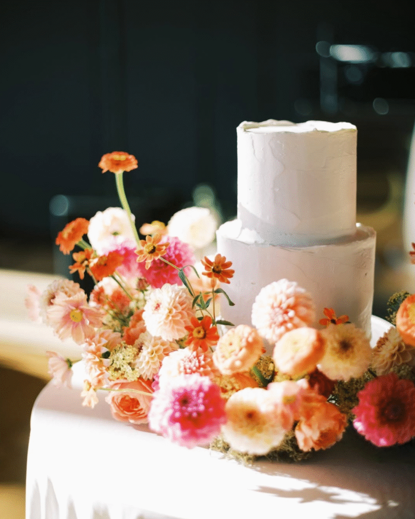 Mini cakes with bold florals 