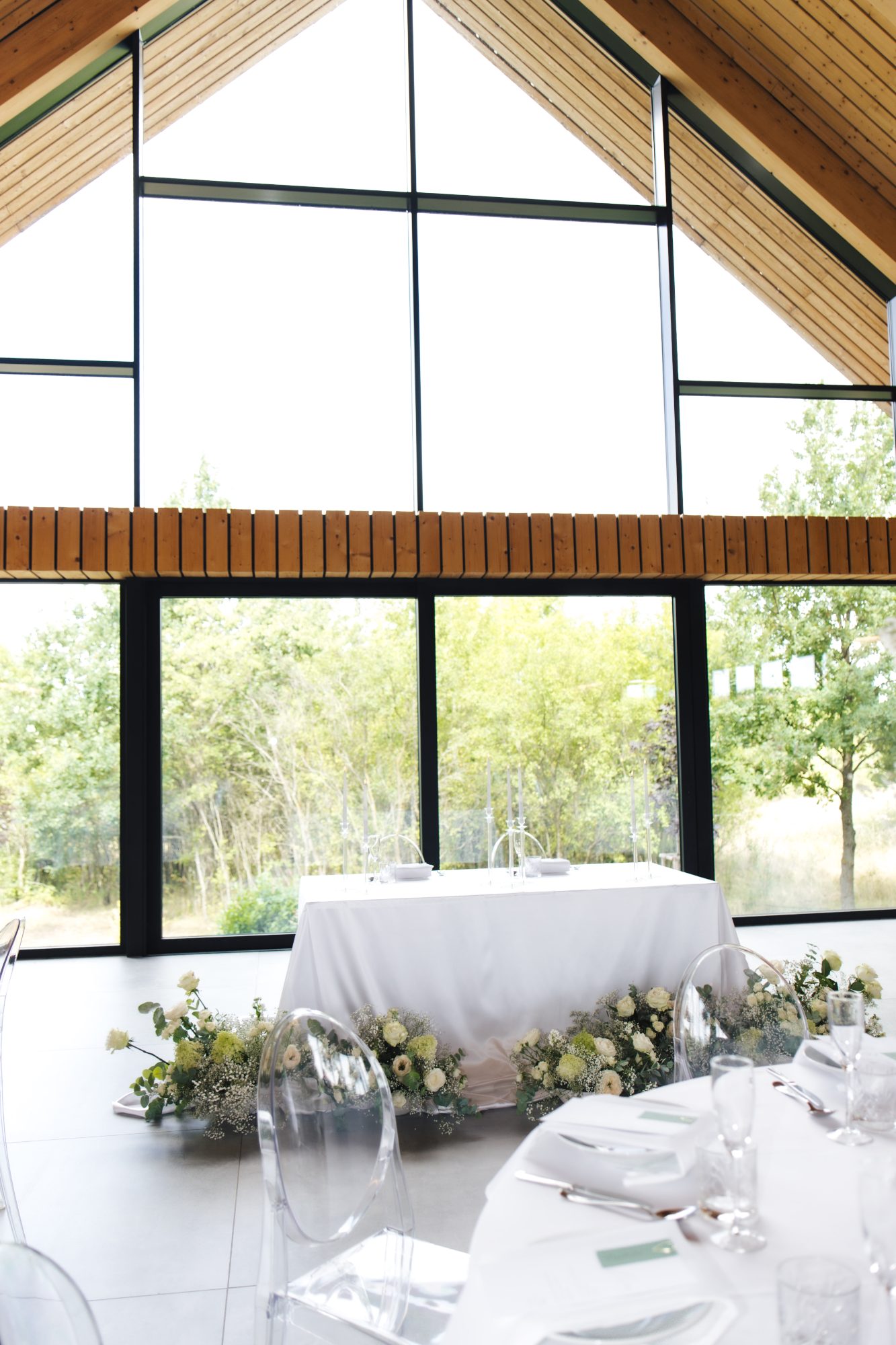 Sweetheart table with trailing white and green florals at Samota Pierre