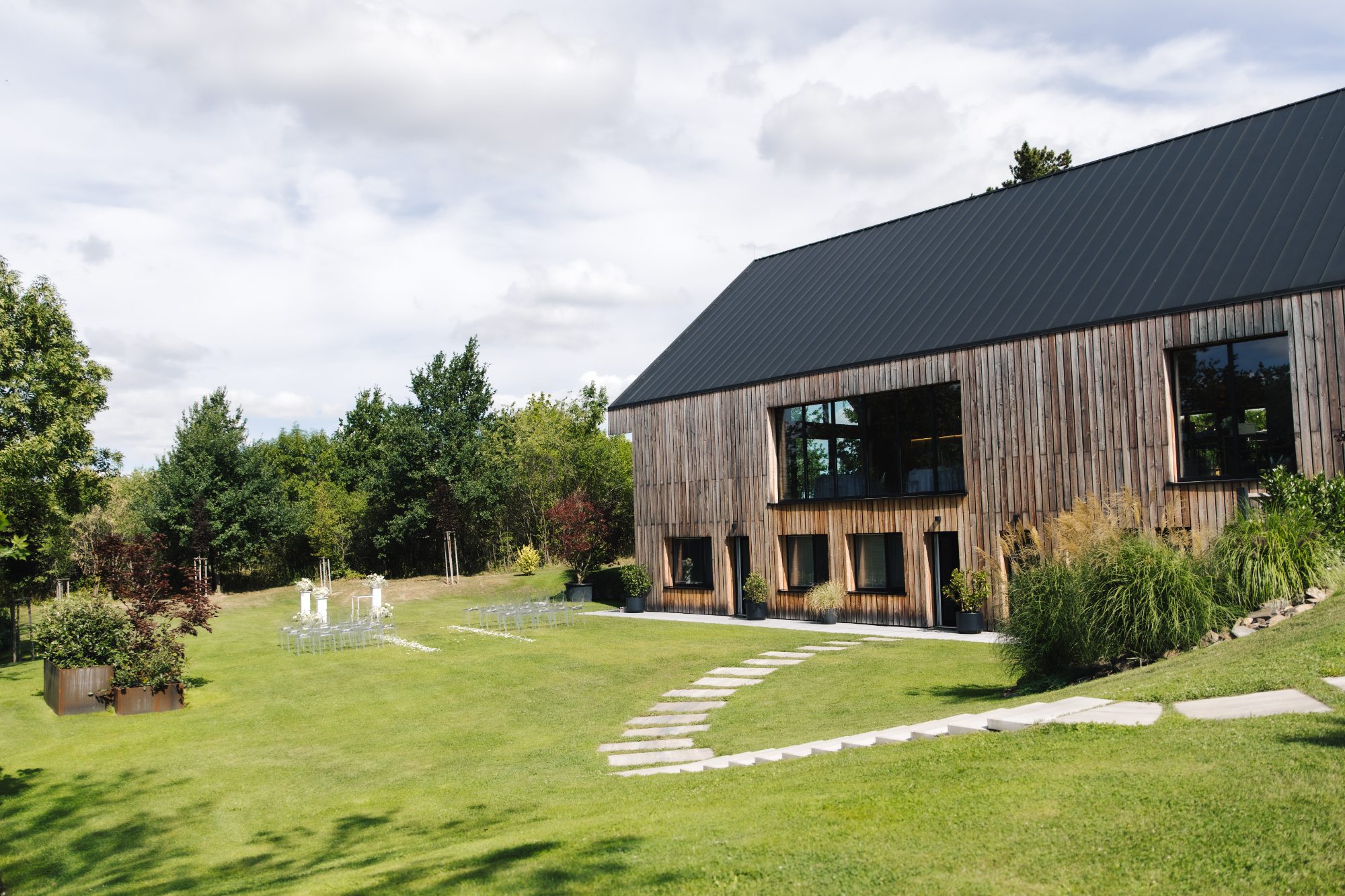 Samota Pierre wedding venue, a modern timber barn in the Czech countryside